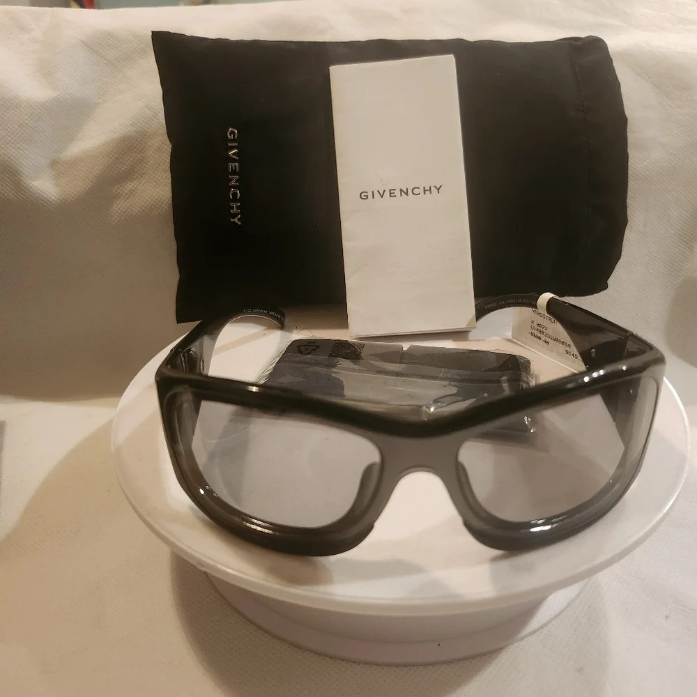 GIVENCHY GV40033U Oval Mask Sunglasses In Shiny Black/Smoke - Picture 3 of 10